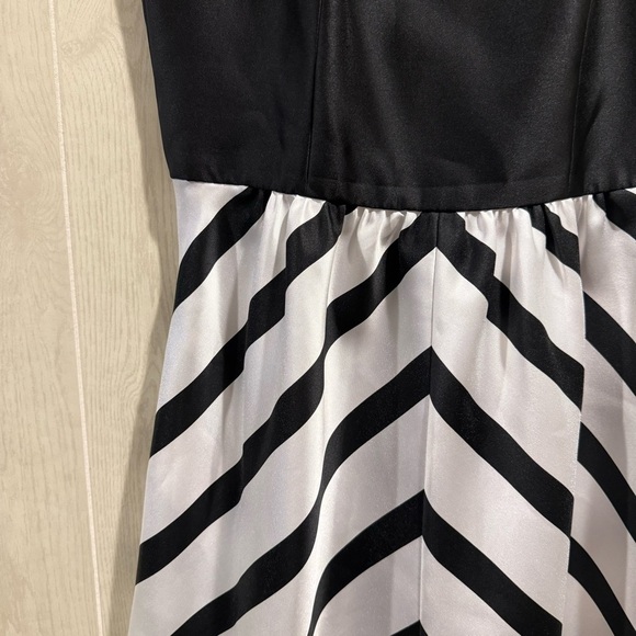 Alfred Sung Ivory & Black Chevron Stripe Gown - Size 12 - Picture 2 of 8